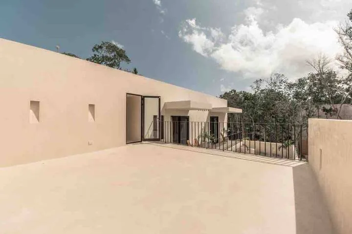 Recámara principal Casa H con cama king size y vista a la selva